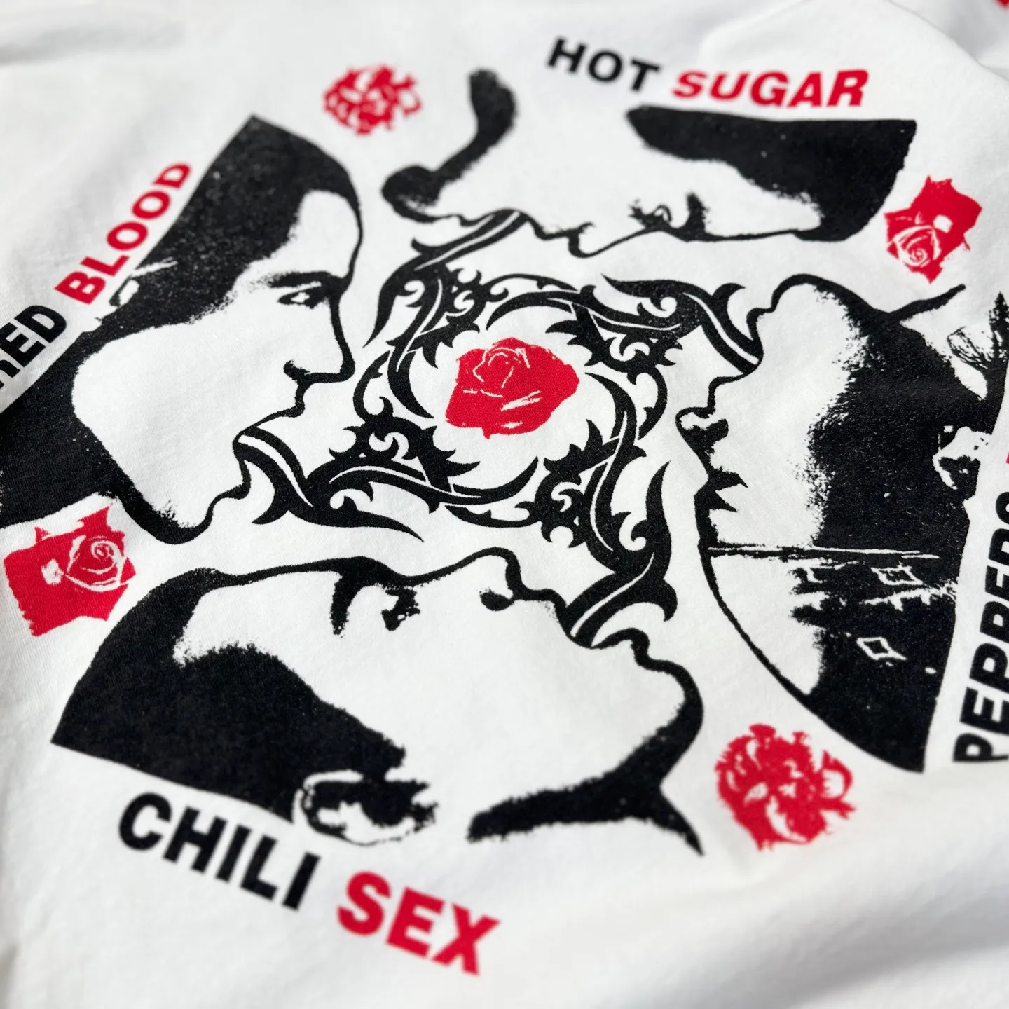 P158 # CTS-96 Saint 26SS RHCP Red Hot Chili Peppers co-branded long sleeves. Original washed 260g pure cotton fabric. Retro single-stitch heaven and earth stitch technology. Heavy Assute fermentation mill washing water. Invincible hand feel and texture. Size: S M L XL. The whole garment is made with Saint technology. The most common and complex single-needle sewing process (commonly known as single-thread heaven and earth stitch) among vintage vintage brands such as Michael